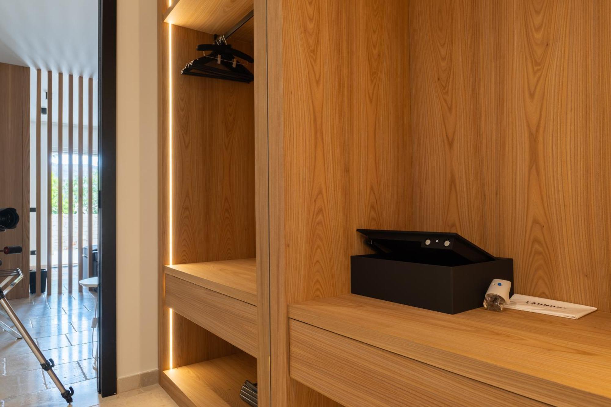 Essenza Relais Contemporaneo Bed & Breakfast Cisternino Bagian luar foto