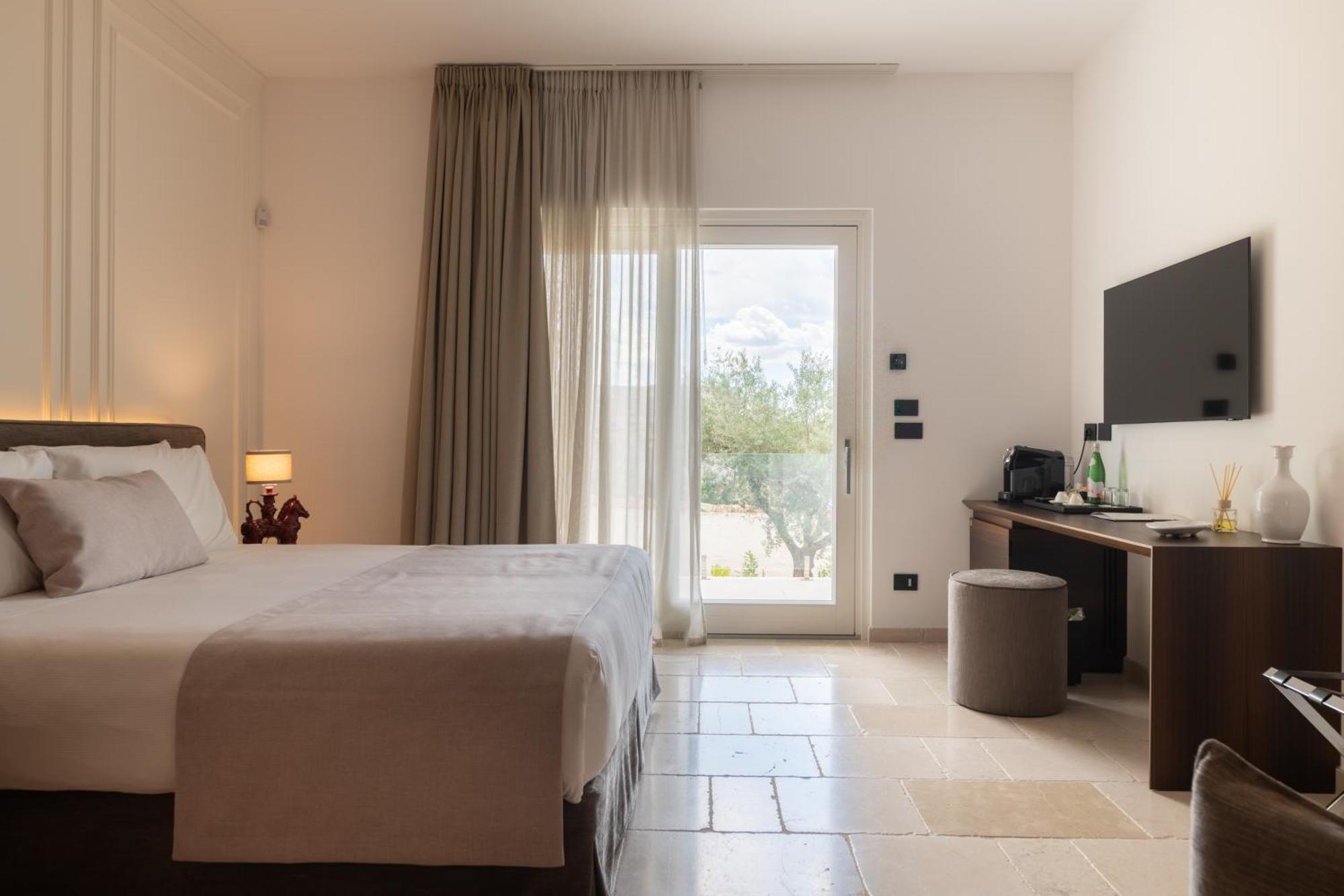 Essenza Relais Contemporaneo Bed & Breakfast Cisternino Bagian luar foto
