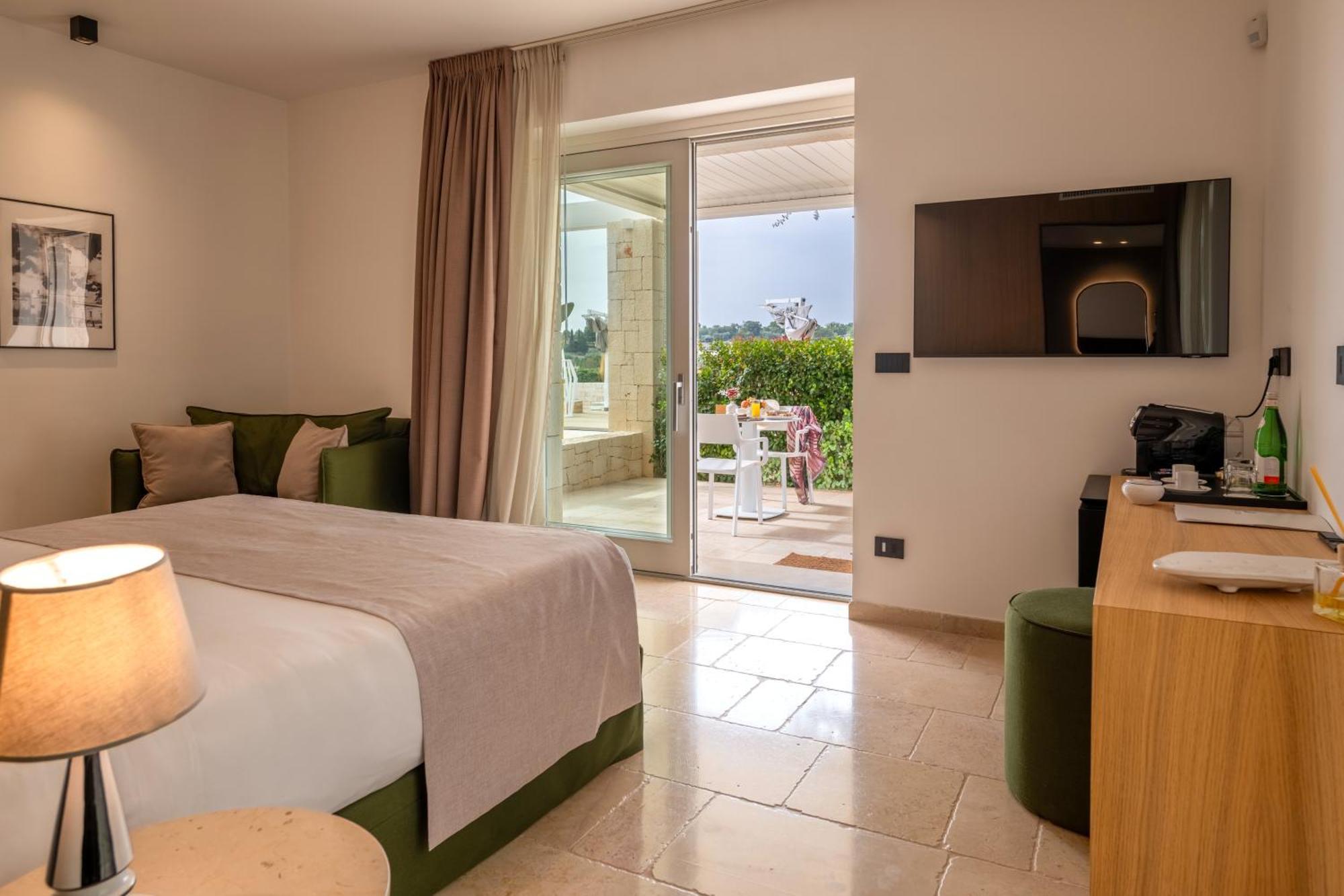 Essenza Relais Contemporaneo Bed & Breakfast Cisternino Bagian luar foto
