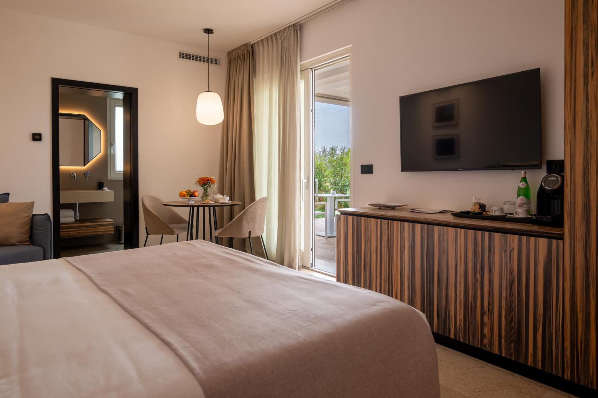 Essenza Relais Contemporaneo Bed & Breakfast Cisternino Bagian luar foto